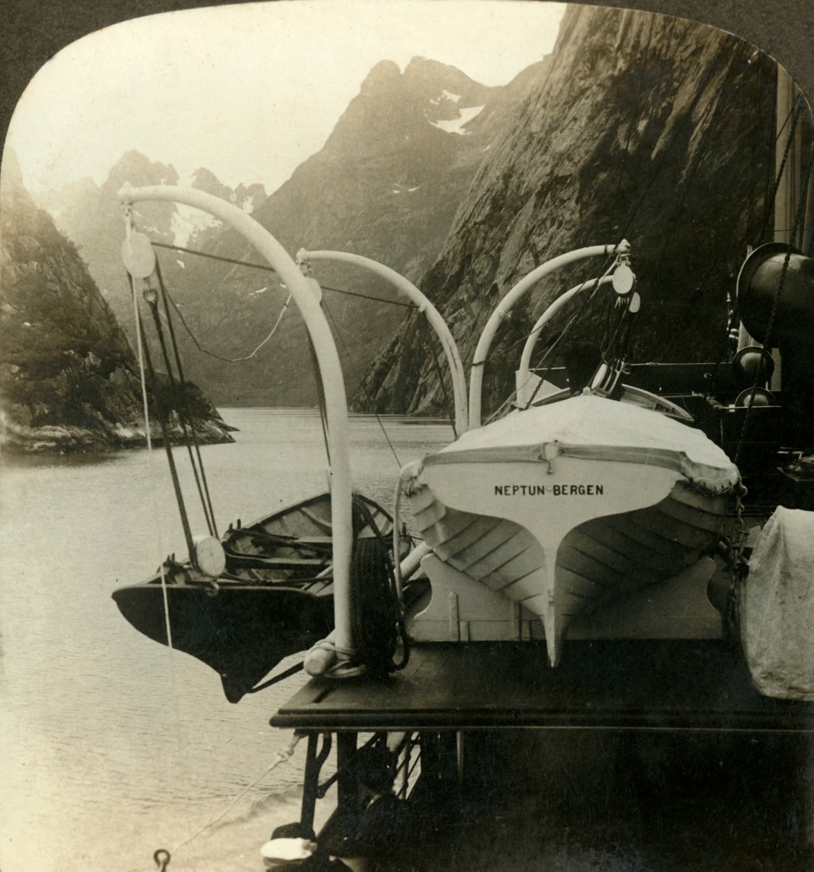 W drodze do urwistych klifów otaczających Przylądek Północny wzdłuż Lyngenfjord, Norwegia, ok. 1905. autorstwa Unbekannt