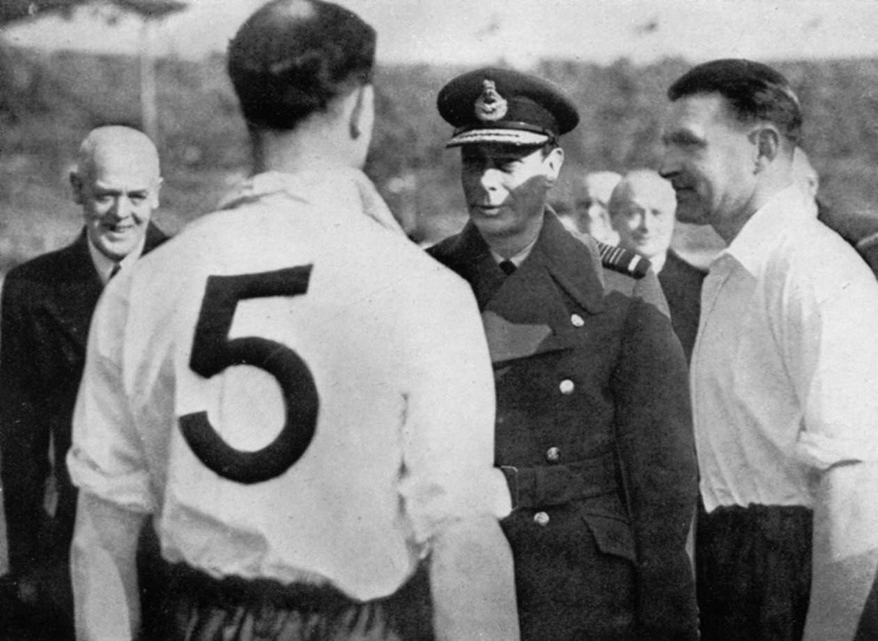 Angielski piłkarz Eddie Hapgood spotyka króla Jerzego VI, c1937-c1944 autorstwa Unbekannt