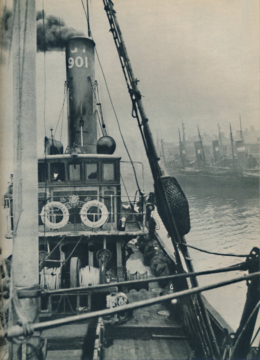 Wchodzący do doków Grimsby pod koniec rejsu po Morzu Północnym statek rybacki Saurian, 1937 autorstwa Unbekannt