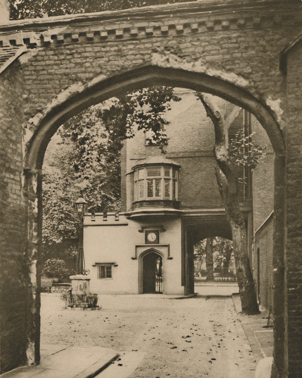 Dziedziniec wejściowy i brama klasztoru, c1935. autorstwa Unbekannt