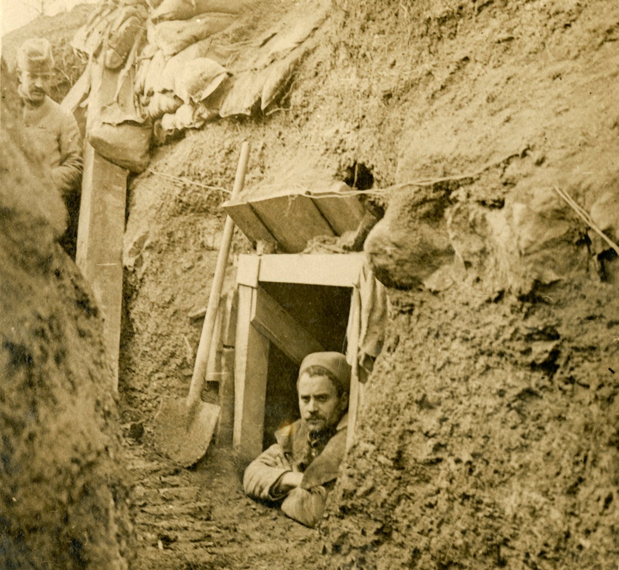 Wejście do schronu ziemianka, c1914-c1918 autorstwa Unbekannt
