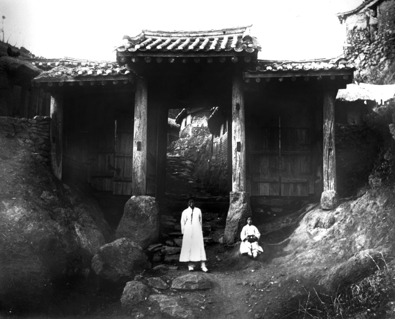 Wejście do wsi, Korea, 1900 autorstwa Unbekannt