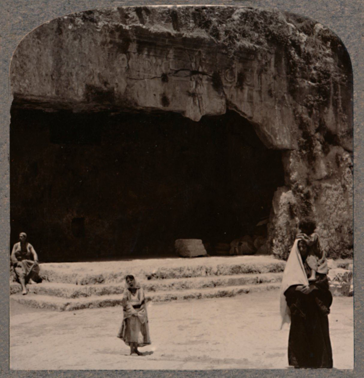 Wejście do Grobowców Sędziów, ok. 1900 autorstwa Unbekannt
