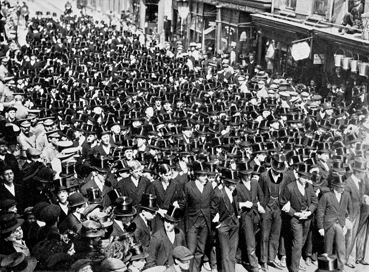 Chłopcy z Eton słuchający proklamacji na moście Windsor, Berkshire, 1910 autorstwa Unbekannt