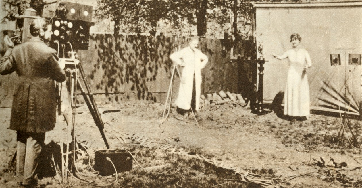 Eugene Lauste rejestrujący pierwszy połączony ruchomy obraz i dźwięk, c1905, 1935. autorstwa Unbekannt