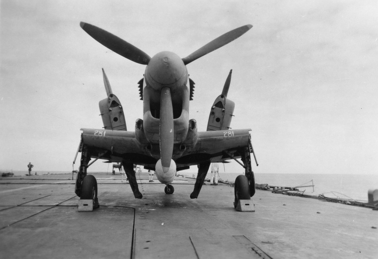 Samolot Fairey Firefly gotowy do transportu do windy hangarowej, HMS Venerable, 1945 autorstwa Unbekannt