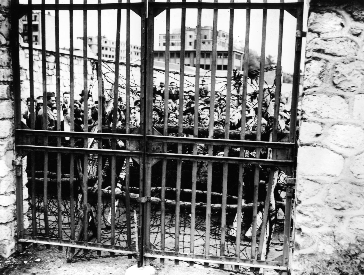 Rodziny oczekujące na wieści o swoich bliskich, Ministerstwo Lotnictwa, Paryż 1944 autorstwa Unbekannt