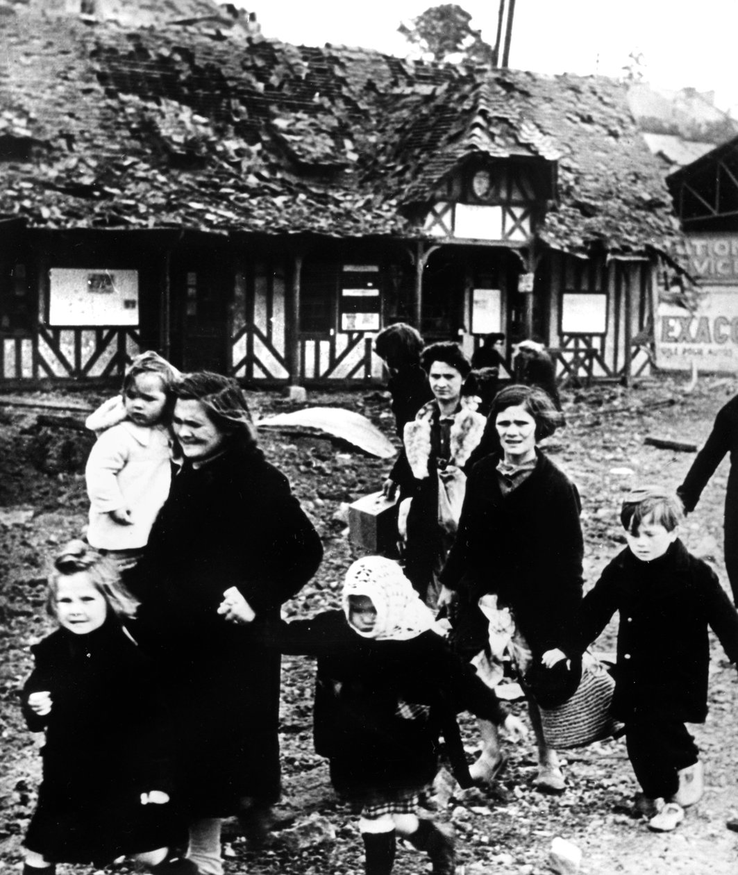 Rodziny opuszczające swoją wioskę bombardowane podczas lądowania w Normandii, Francja, 1944 r. autorstwa Unbekannt