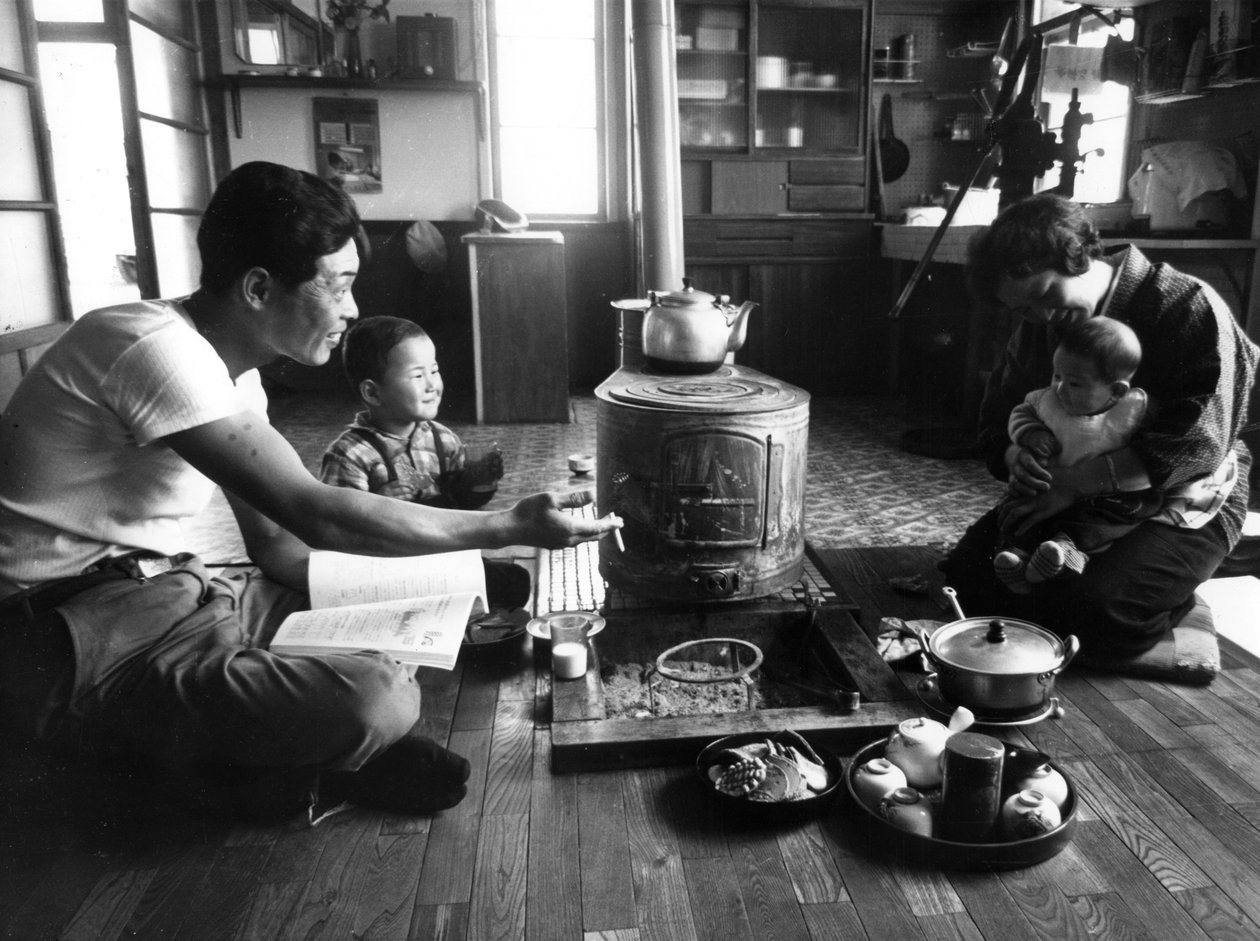 Rodzina odpoczywa w swoim salonie, region Hokkaido, Japonia, 1963 autorstwa Unbekannt