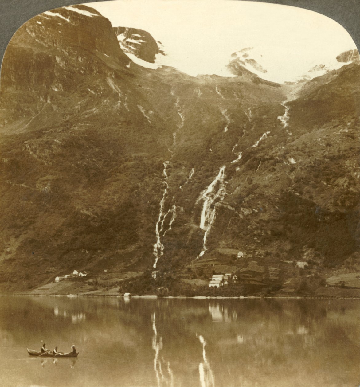 Domy wiejskie Yri położone u podnóża gór - Yri spada na lodowiec, Norwegia, ok. 1905. autorstwa Unbekannt