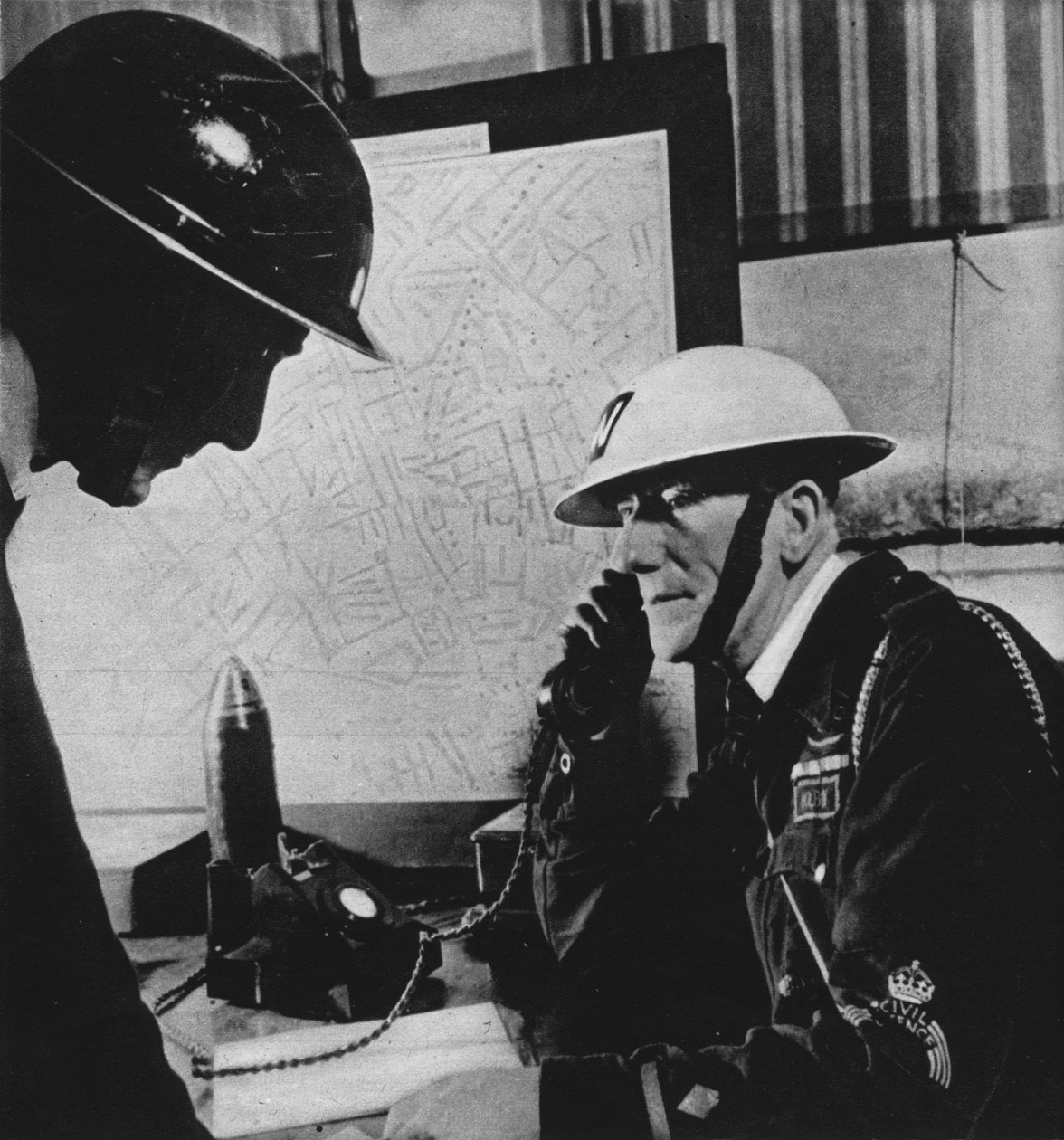 Pięćdziesiąt tysięcy incydentów zostało zgłoszonych do londyńskich Centrów Kontroli podczas Blitzu, 1941 1942 r. autorstwa Unbekannt