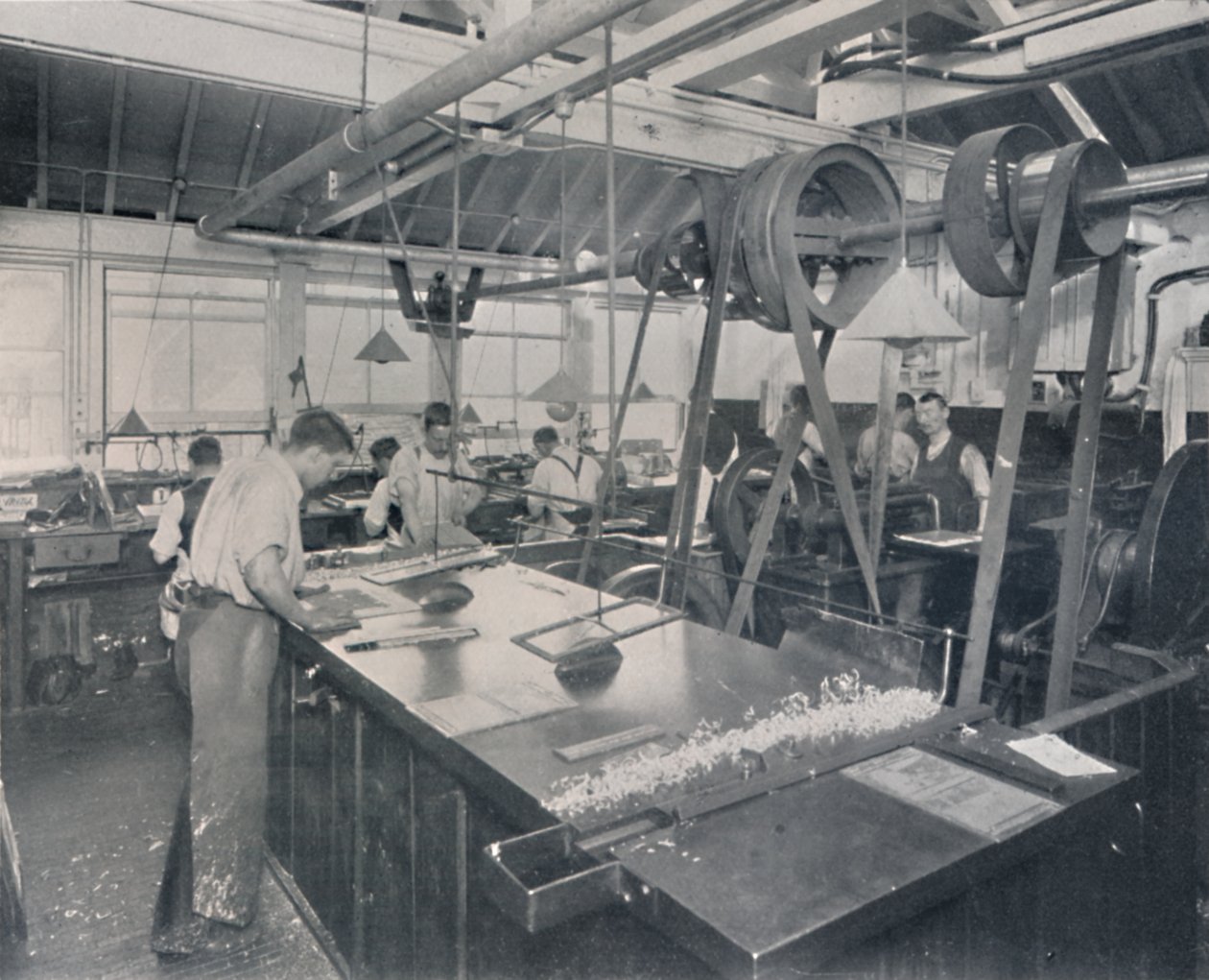Operacje końcowe w odlewni. Przycinanie płyt i wykończenie, 1917 autorstwa Unbekannt