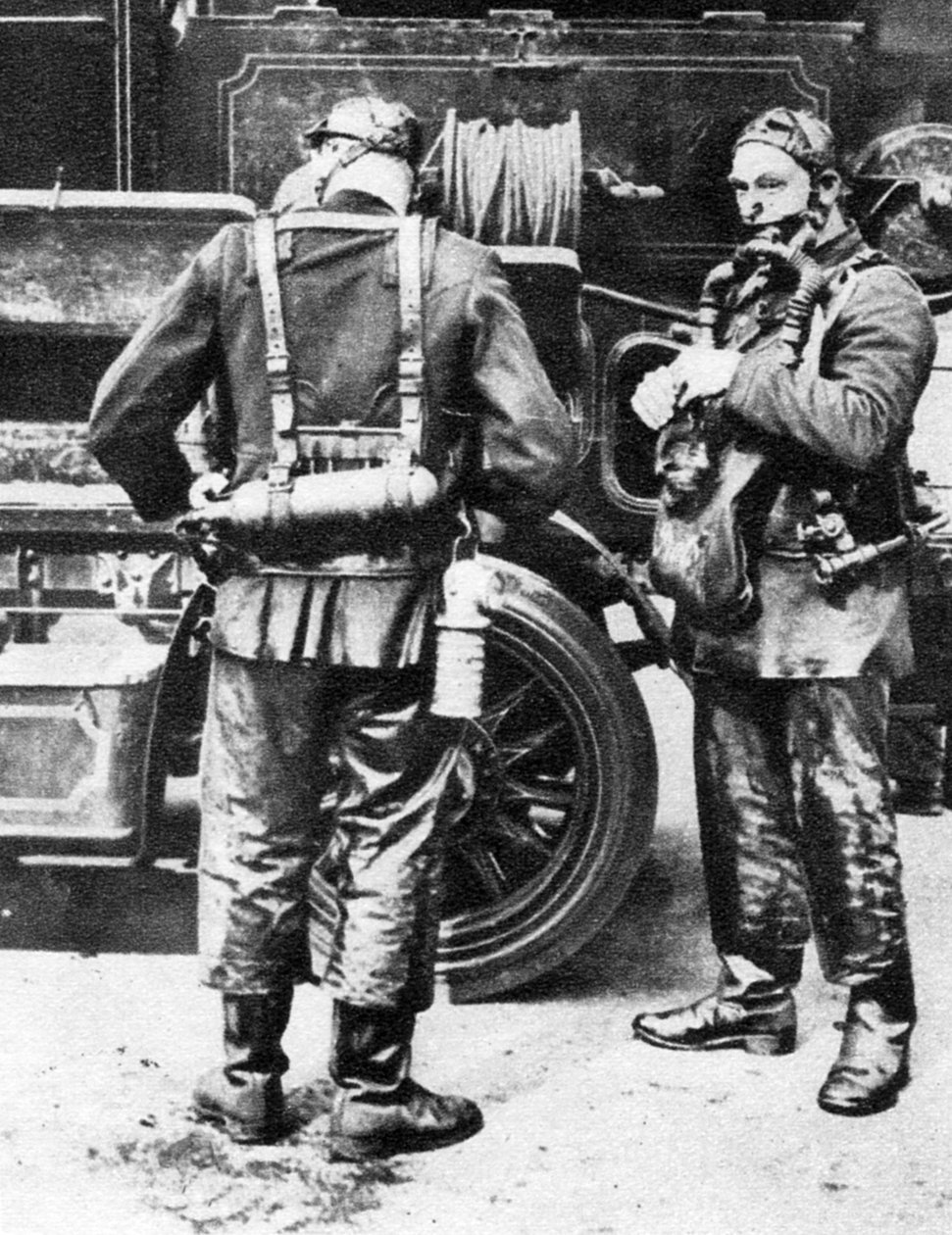 Strażacy w hełmach dymnych, zakłady gumowe przy Farringdon Street, Londyn, 1926-1927 autorstwa Unbekannt