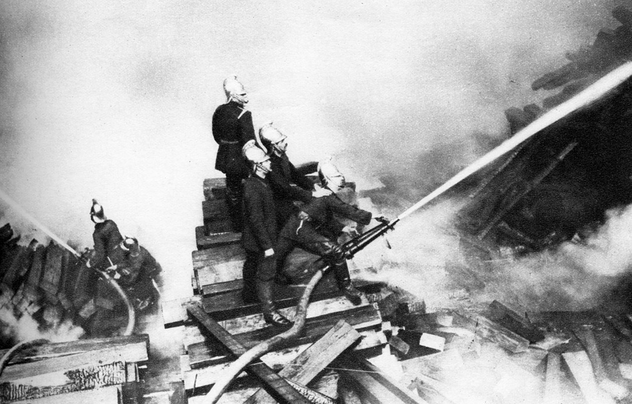 Strażacy walczący z pożarem na składowisku drewna, Londyn, 1926-1927 autorstwa Unbekannt