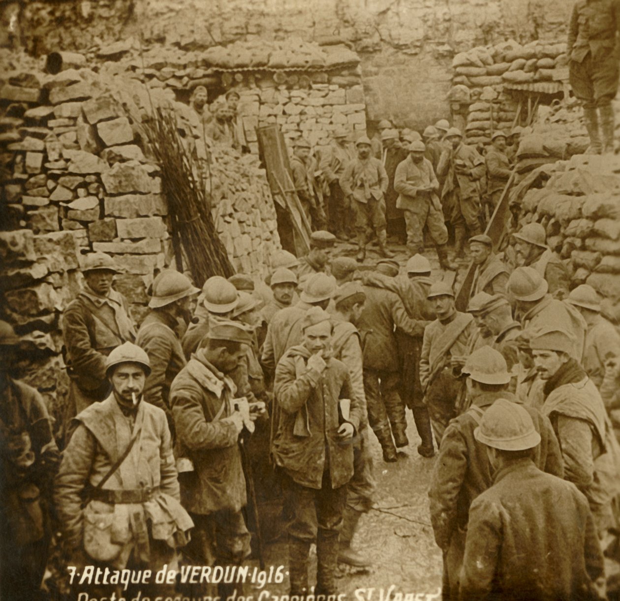 Punkt pierwszej pomocy w kamieniołomie, Saint-Vaast, atak na Verdun, północna Francja, 1916 autorstwa Unbekannt