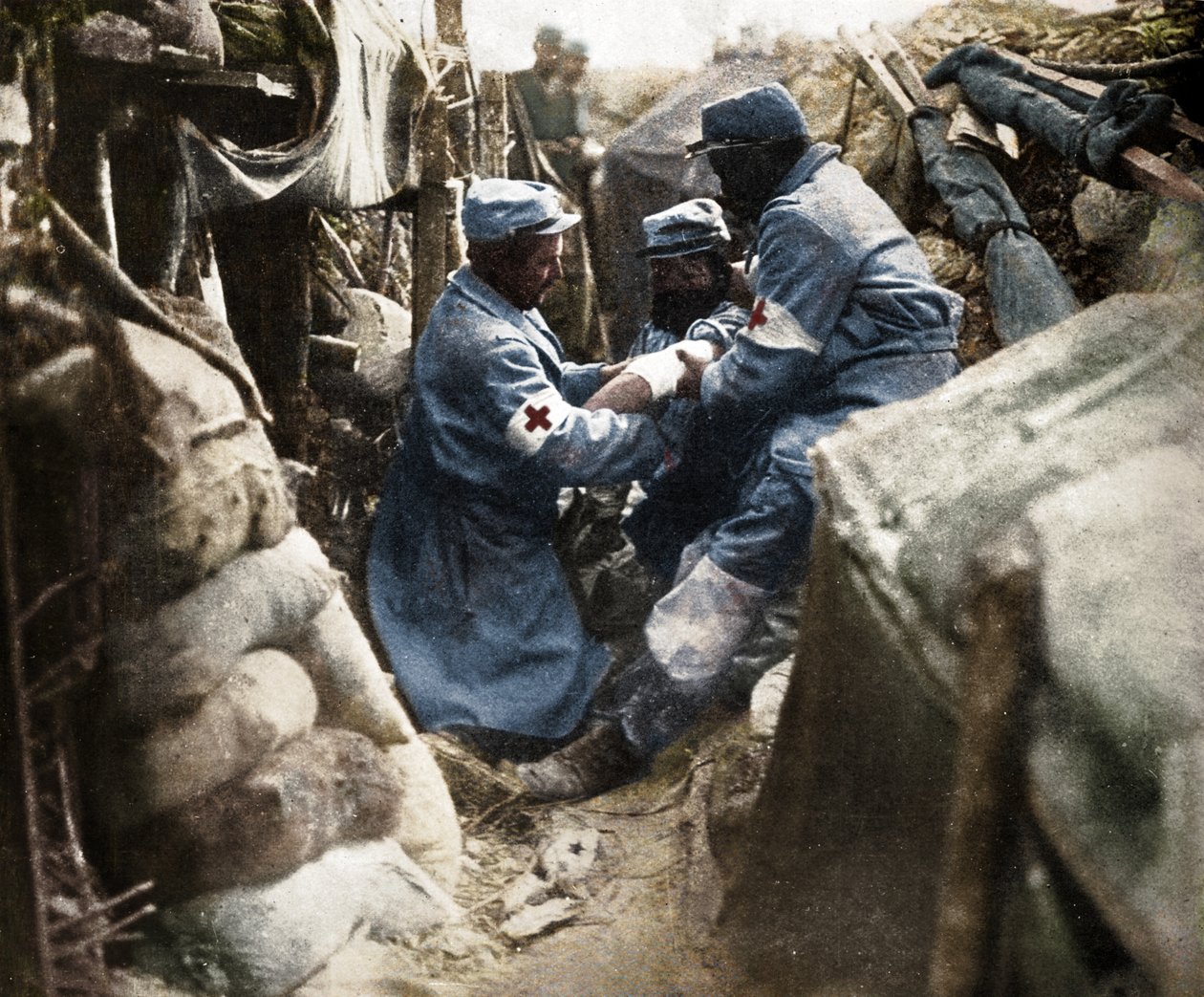 Pierwsza pomoc rannemu mężczyźnie w jednym z francuskich okopów, 1915 autorstwa Unbekannt
