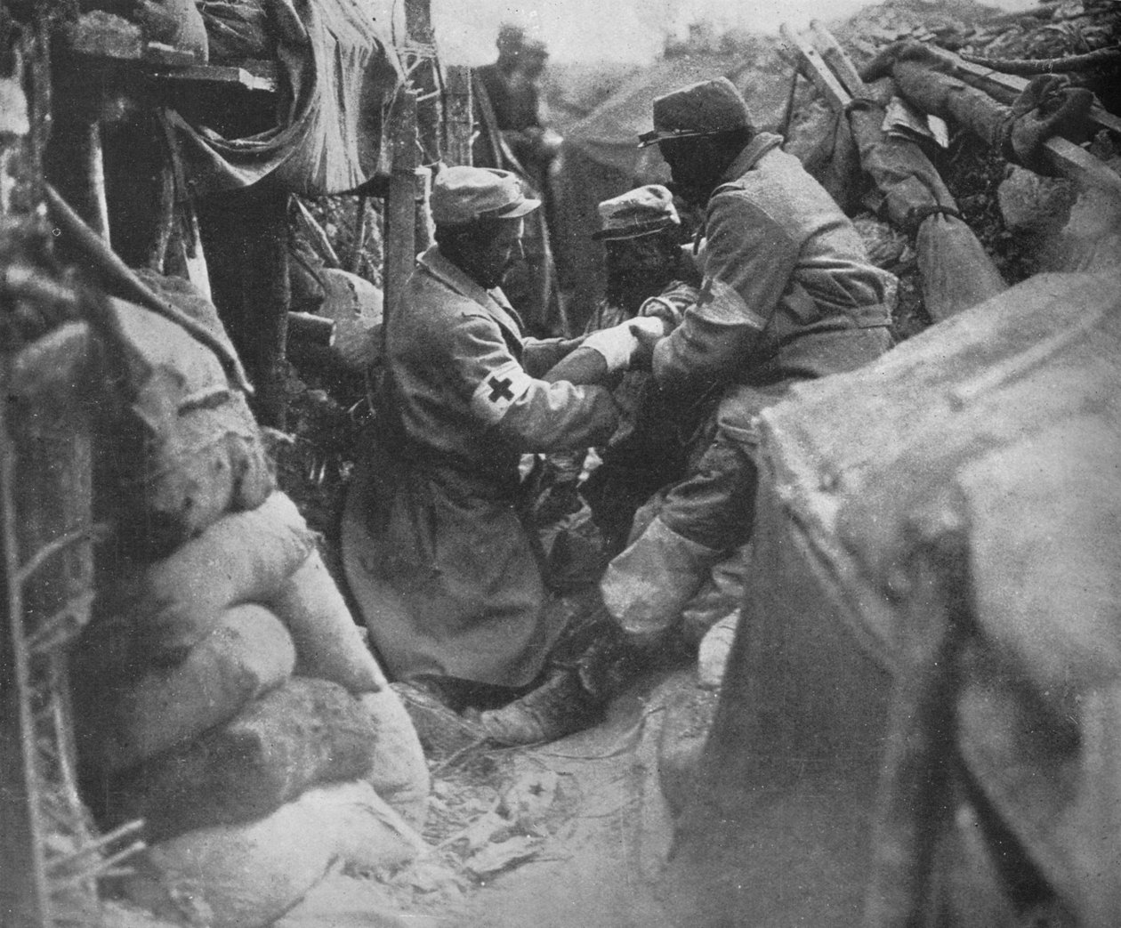 Pierwsza pomoc rannemu mężczyźnie w jednym z francuskich okopów, 1915 autorstwa Unbekannt