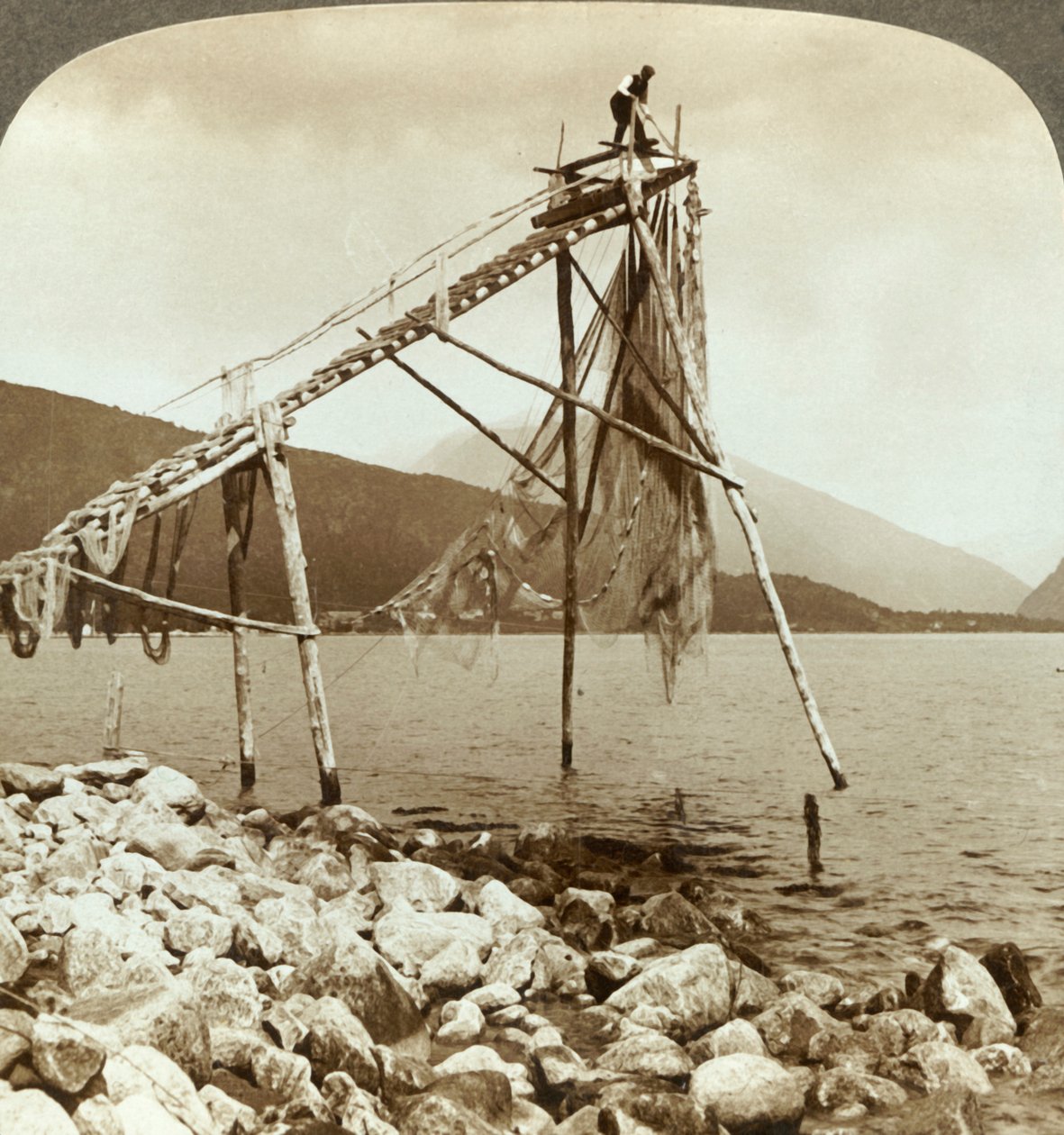 Rybak układający sieci na łososie w Balestrand na Sognefjord - Balholm w oddali, Norwegia, ok. 1905. autorstwa Unbekannt
