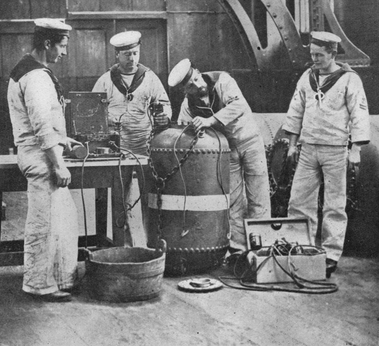 Montaż elektrycznej kopalni kontaktowej, 1914 autorstwa Unbekannt