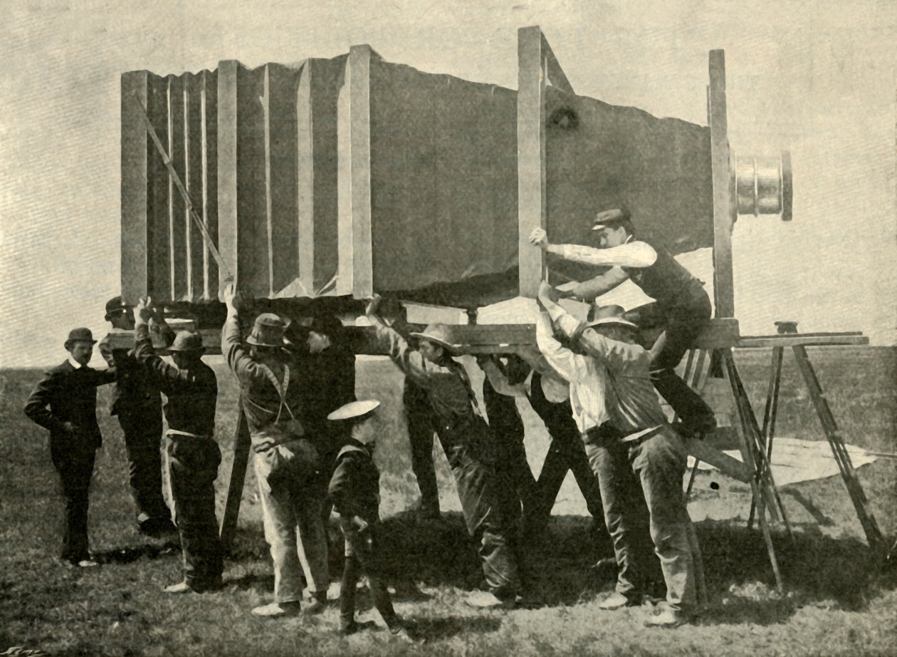 Skupiając gigantyczny aparat do pracy, 1901. autorstwa Unbekannt