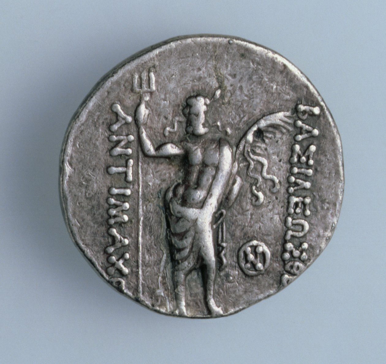Czterech drachm, rewers przedstawiający greckiego boga Posejdona, przedstawiającego indyjskiego boga noszącego trójząb Śiwę, z greckiego królestwa Baktrii, II wpne (srebro) (awers zob. 90846) autorstwa Unbekannt
