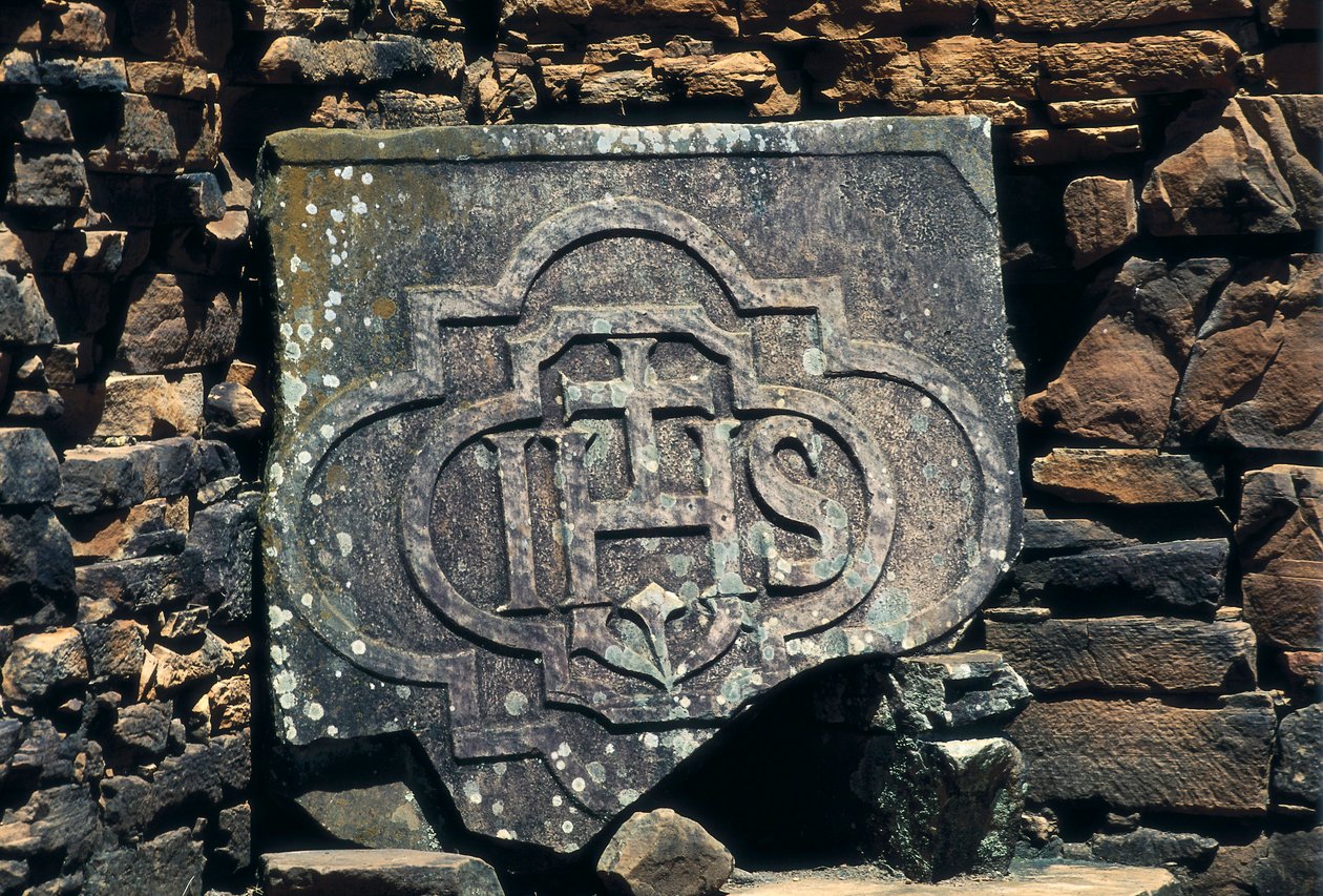 Francusko-makoński symbol i inicjały Chrystusa wyryte na kamieniu, miejsce misji jezuickich San Ignacio Mini w Argentynie, założone w 1611 r. (kamień) autorstwa Unbekannt
