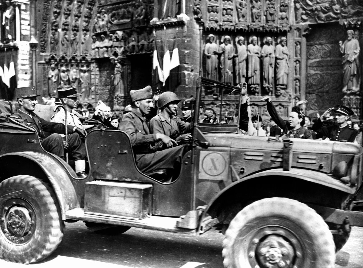 Francuski generał Philippe Leclerc przed Notre Dame, wyzwolenie Paryża, sierpień 1944 autorstwa Unbekannt