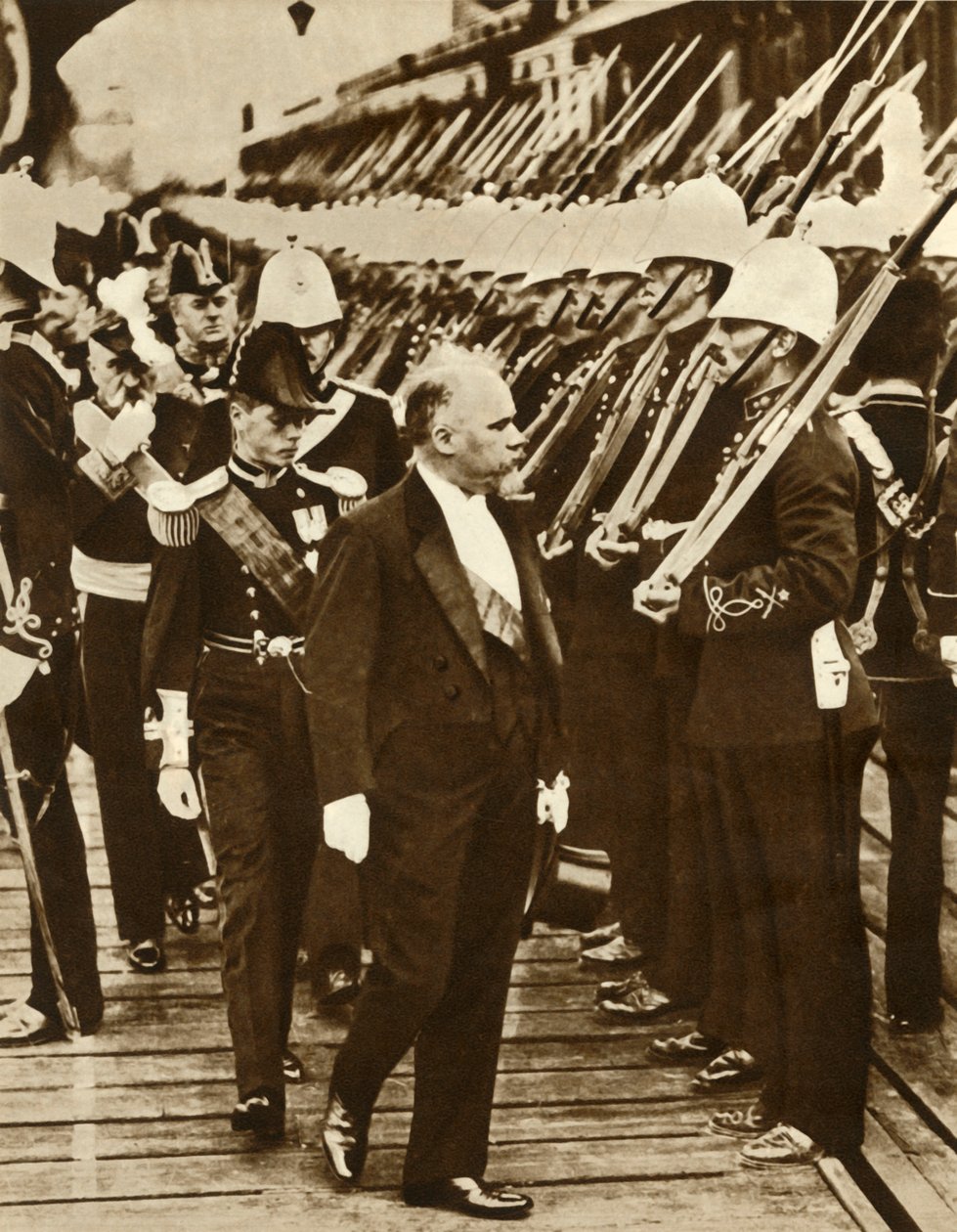 Prezydent Francji Raymond Poincaré z Edwardem, księciem Walii, w Portsmouth, czerwiec 1913, 1935. autorstwa Unbekannt