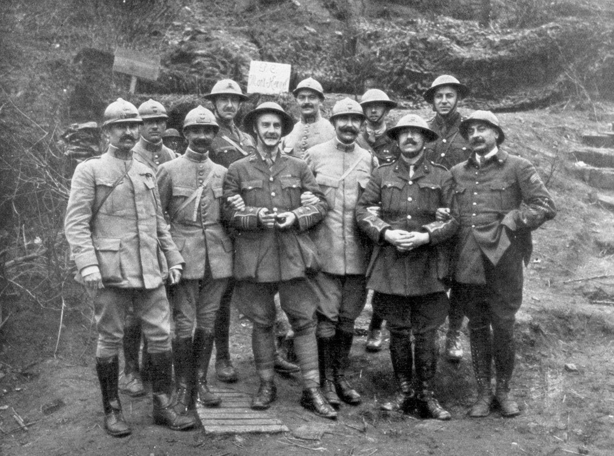 Francuscy i angielscy oficerowie na górze Kemmel w pobliżu Ypres, Belgia, kwiecień 1918 r. autorstwa Unbekannt