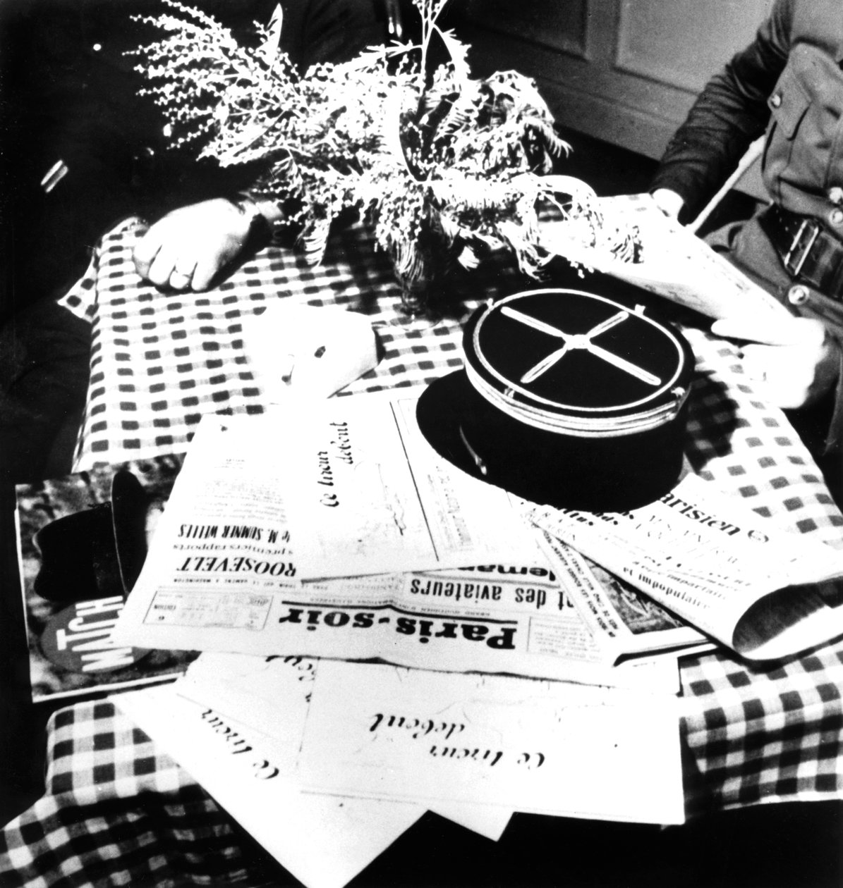 Oficerowie armii francuskiej czytający gazety dni, Francja, c1939-1940 autorstwa Unbekannt