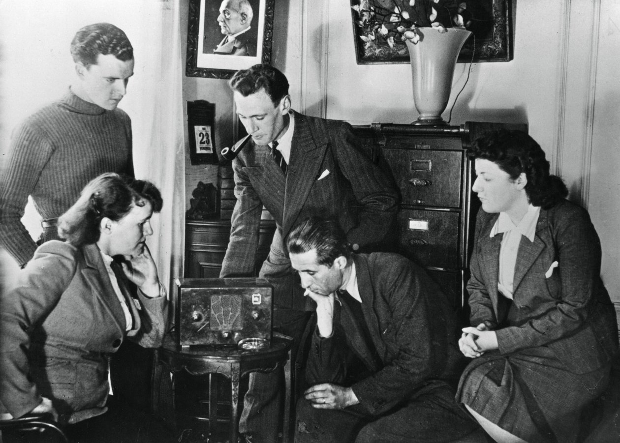 Obywatele francuscy słuchający audycji wicepremiera Vichy, admirała Darlana, 23 maja 1941 r. autorstwa Unbekannt