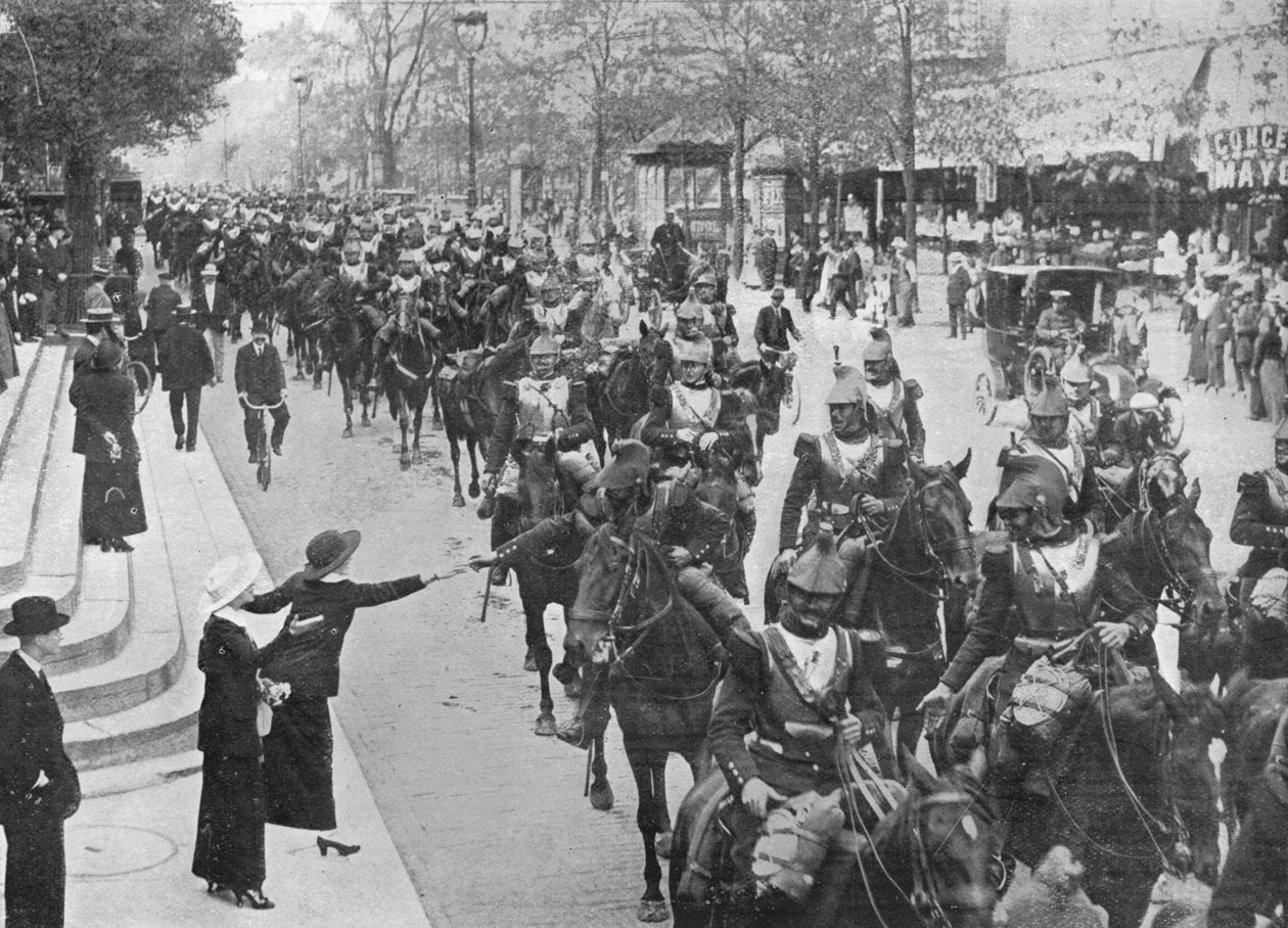 Francuscy kirasjerzy jadący ulicami Paryża w drodze na front, 1914 autorstwa Unbekannt