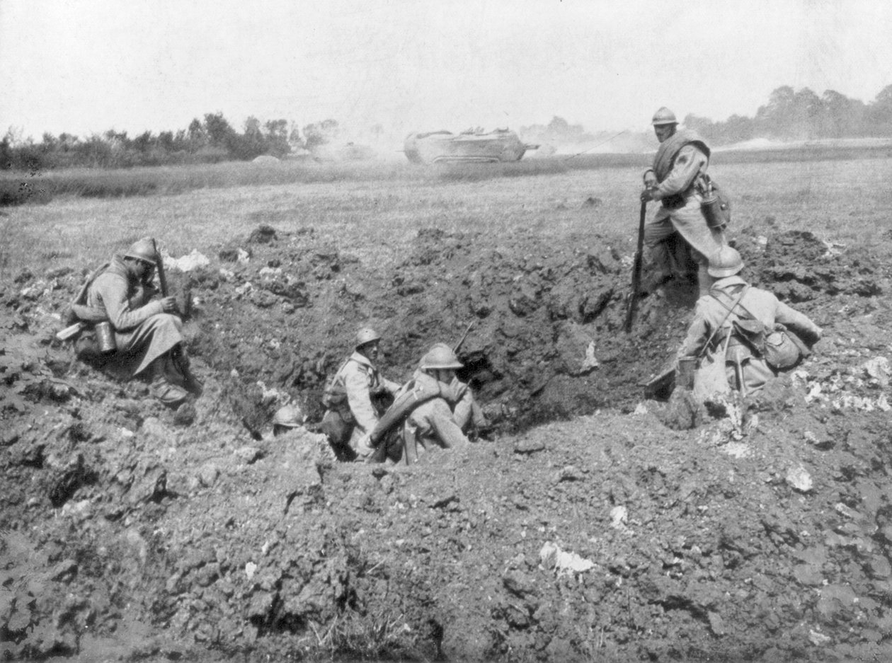 Piechota francuska odpoczywająca w otworze po pocisku, Chemin des Dames, Francja, 11 czerwca 1918 autorstwa Unbekannt