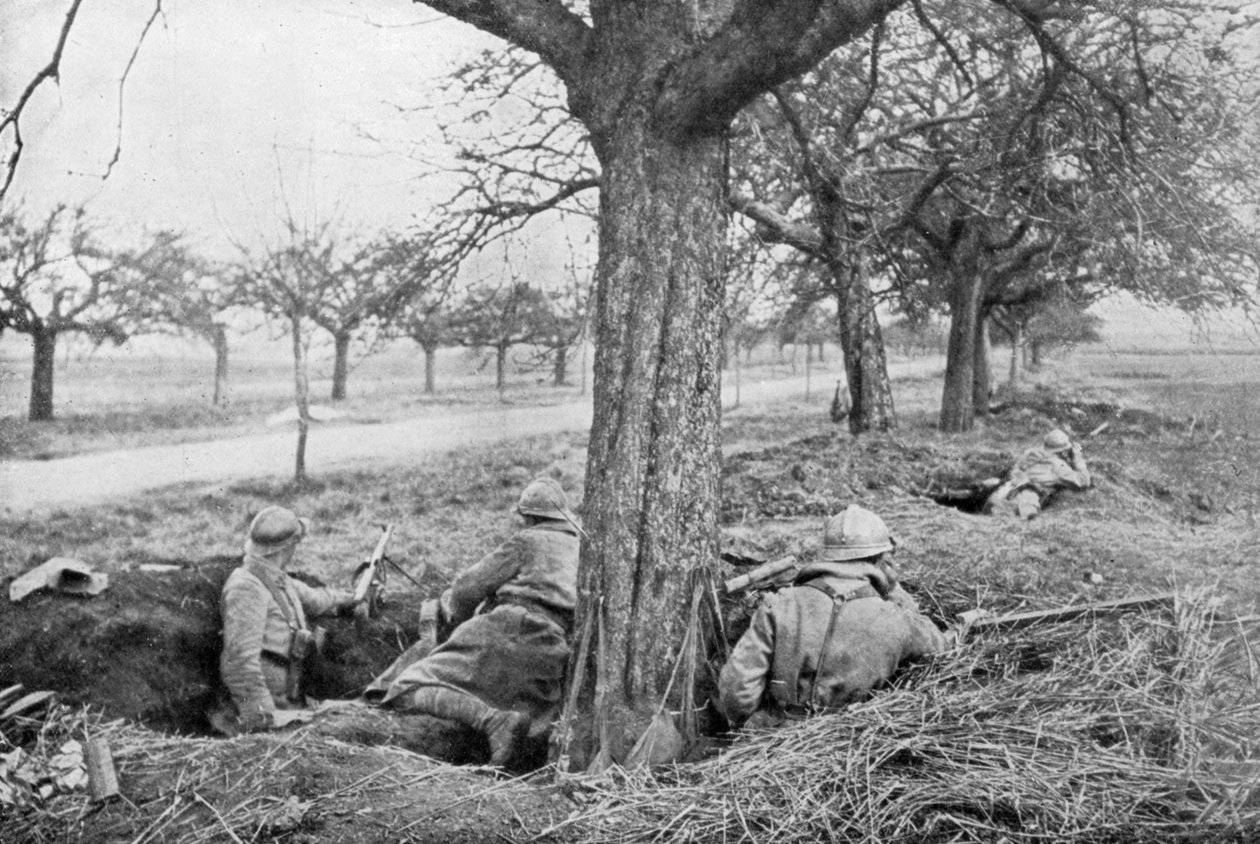 Francuscy strzelcy maszynowi okopani na skraju drogi, pod jabłonią, 1918 autorstwa Unbekannt