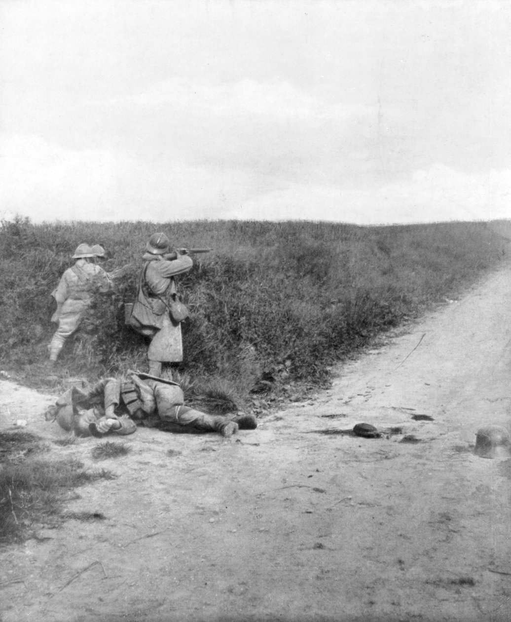 Francuscy strzelcy maszynowi zamiatający drogę, Courcelles, na południowy wschód od Montdidier, Francja, 9 czerwca 1918 autorstwa Unbekannt