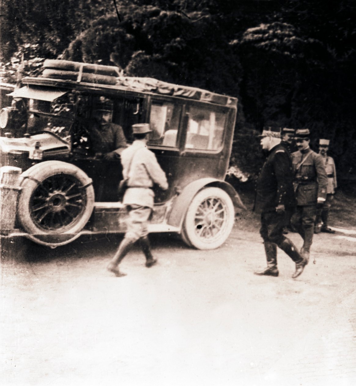 Francuscy oficerowie i pojazd, c1914-c1918. autorstwa Unbekannt