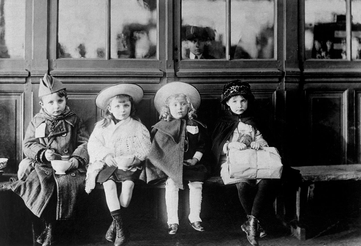 Francuskie dzieci uchodźców czekające na pociąg, 20 stycznia 1918 r. autorstwa Unbekannt