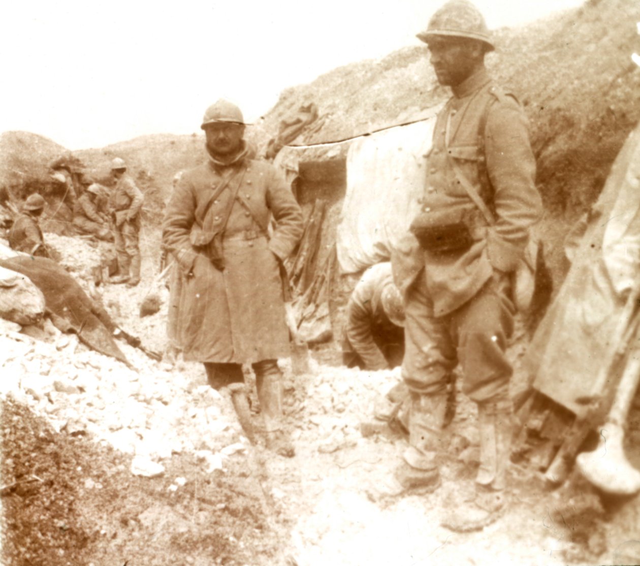 Żołnierze francuscy przy zdobytym okopie niemieckim, c1914-c1918 autorstwa Unbekannt