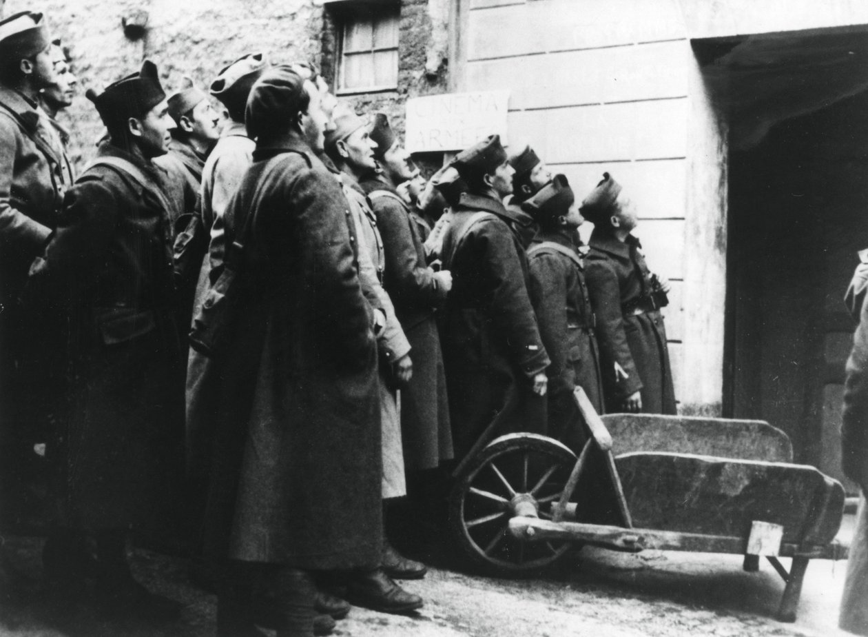 Żołnierze francuscy w kinie wojskowym, Francja, 1940 autorstwa Unbekannt