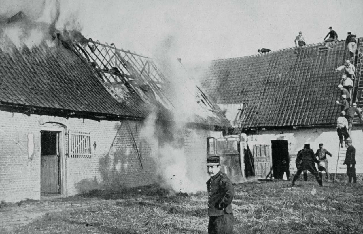 Francuscy żołnierze walczą z pożarem wznieconym przez niemieckie bomby zapalające, Artois, I wojna światowa, 1915 autorstwa Unbekannt