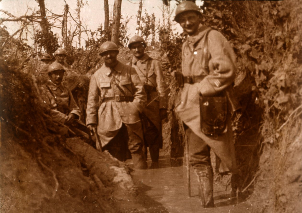 Żołnierze francuscy w błocie, Chemin des Dames, północna Francja, c1914-c1918 autorstwa Unbekannt