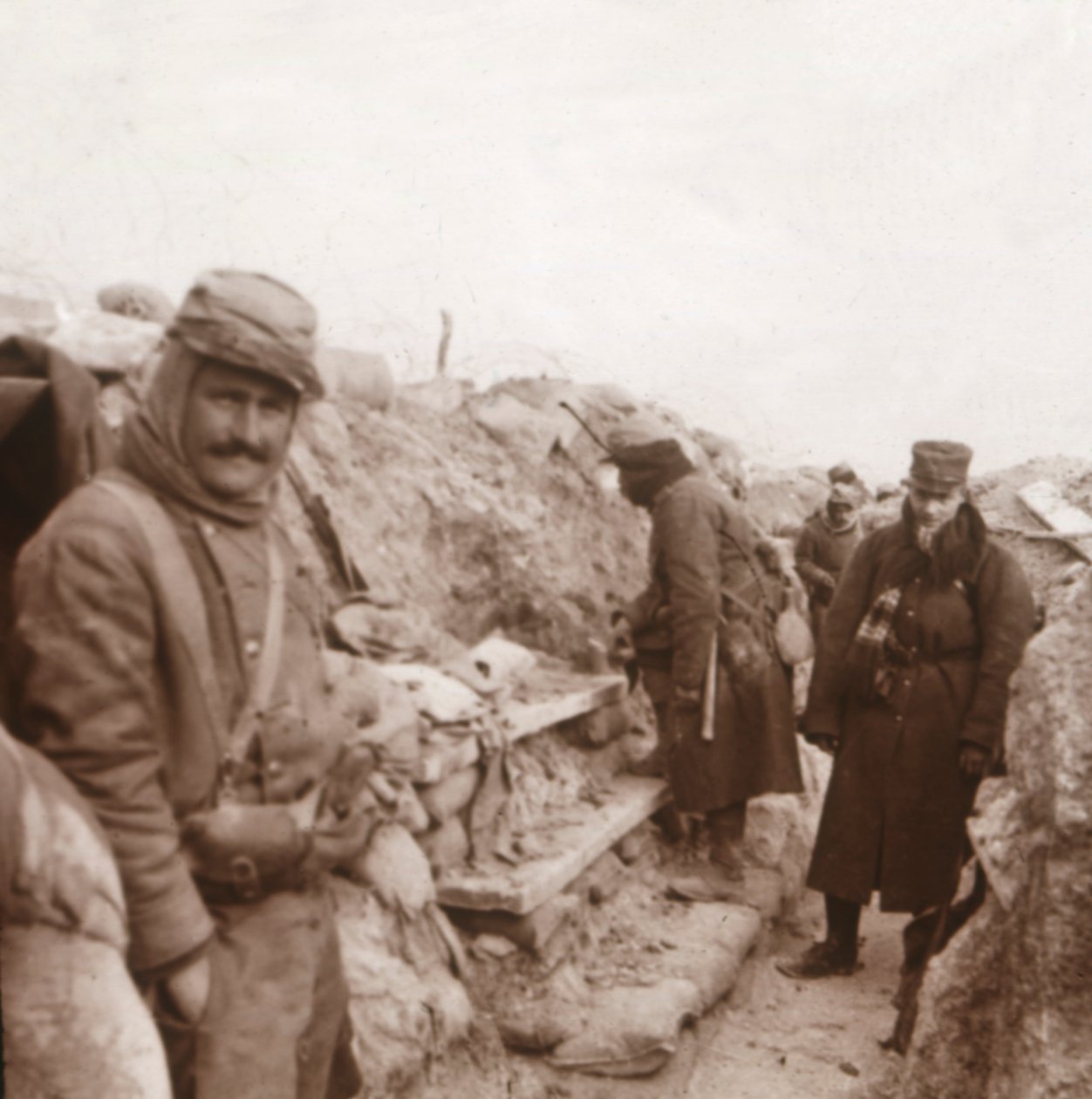 Żołnierze francuscy w okopach, Perthes, północna Francja, c1914-c1918 autorstwa Unbekannt