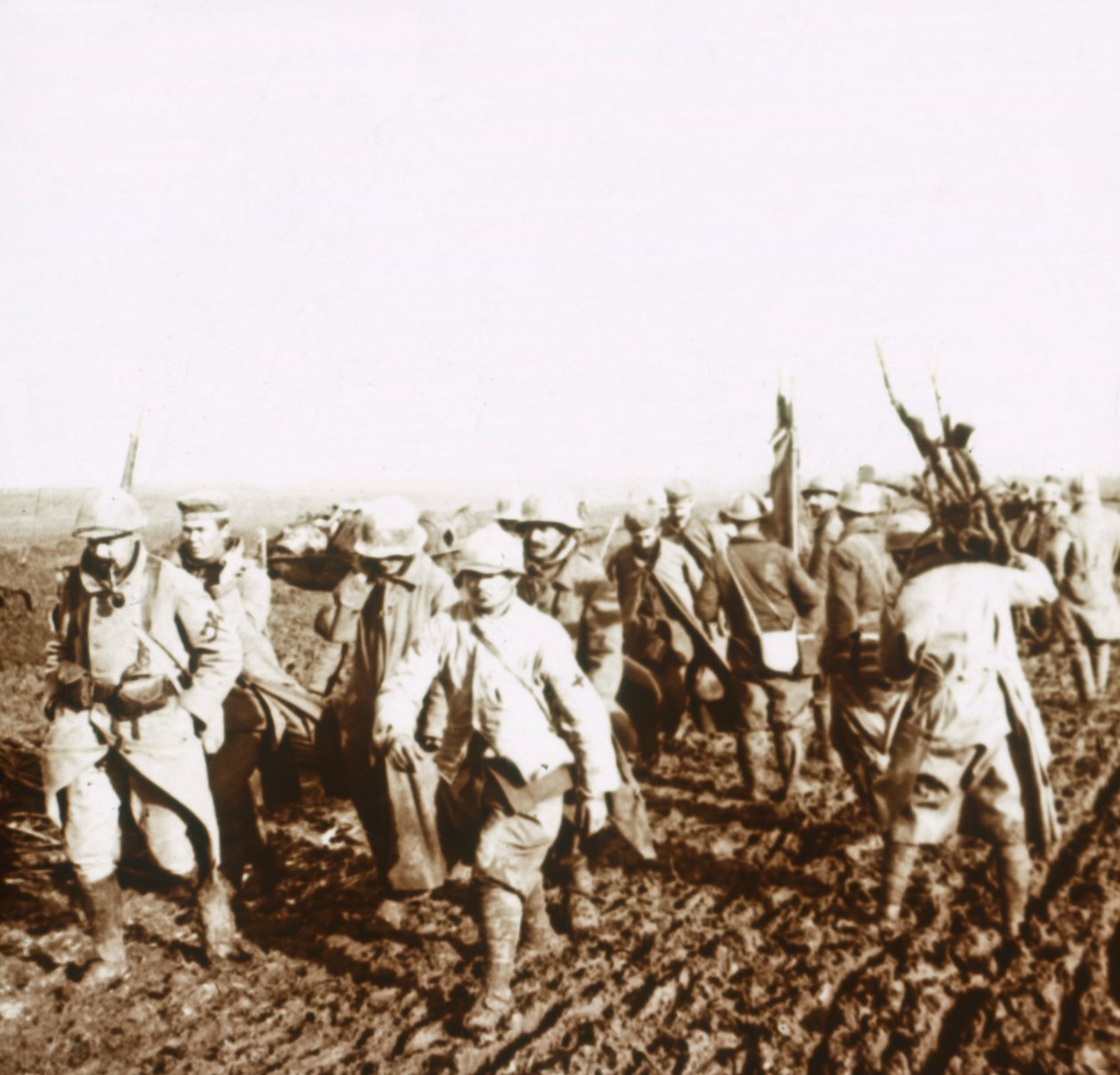 Żołnierze francuscy z jeńcami niemieckimi, c1914-c1918 autorstwa Unbekannt