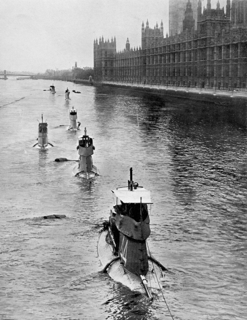 Francuski okręt podwodny Saphir Q44 i pięć innych w drodze z Gravesend do Londynu, lipiec 1909 r. autorstwa Unbekannt