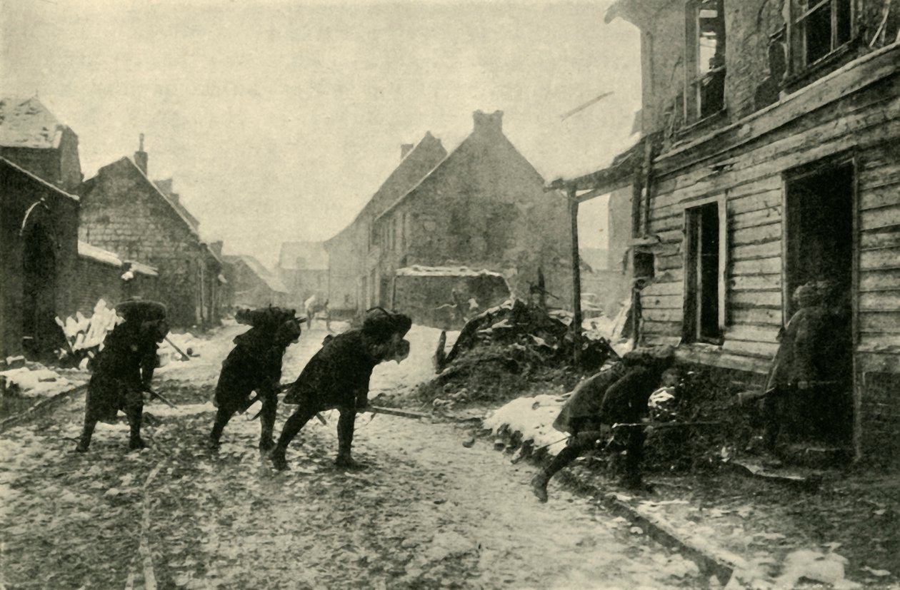 Wojska francuskie przechodzące przez ulicę wsi pod ostrzałem niemieckim, I wojna światowa, 1914-1915, ok.1920. autorstwa Unbekannt