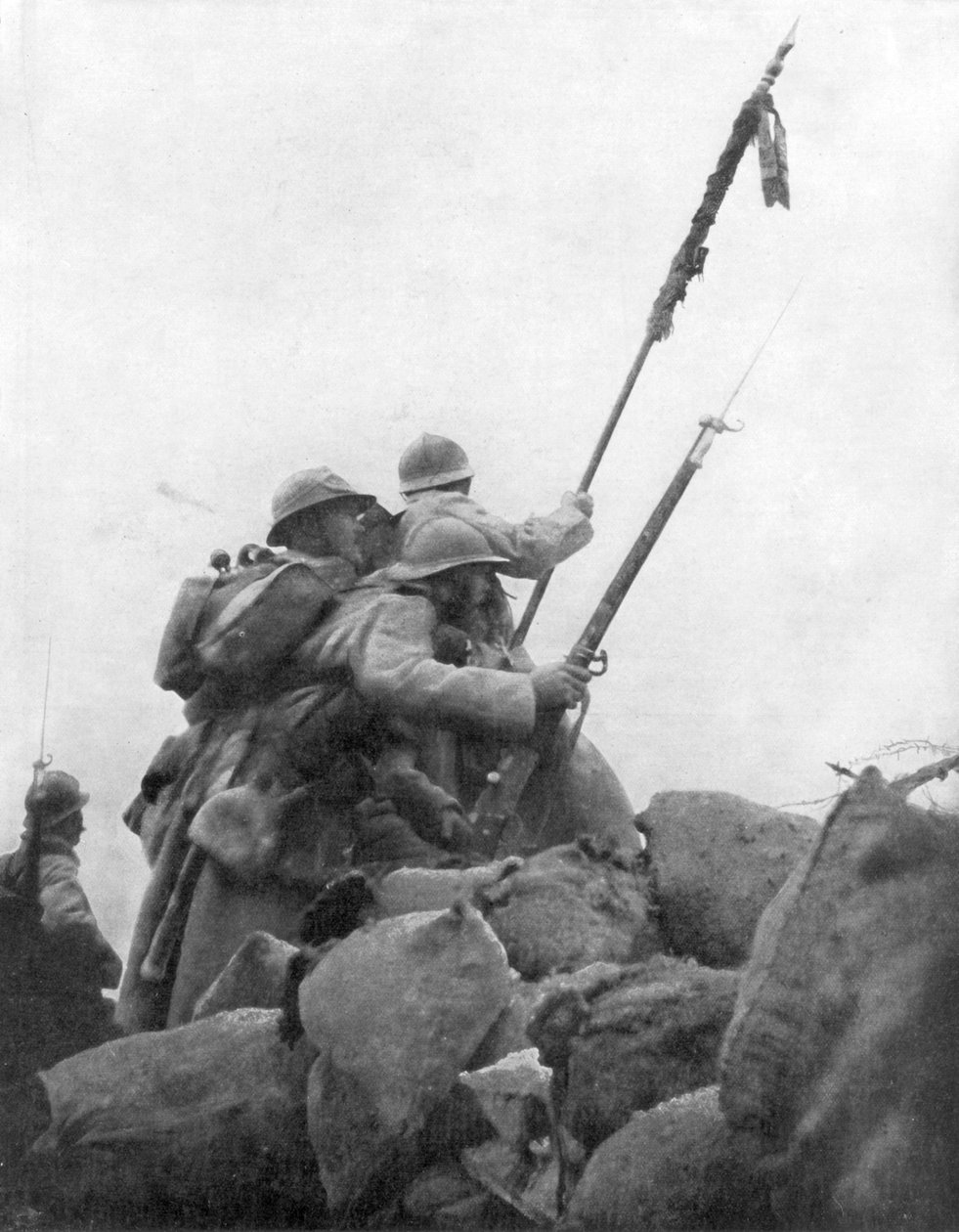 Wojska francuskie z flagą pułkową, 2. bitwa pod Szampanią, Francja, 25 września 1915 r autorstwa Unbekannt