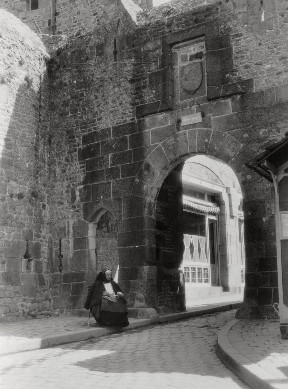 Brama i wejście na jedyną ulicę Mont St Michel, Normandia, Francja, XX wiek autorstwa Unbekannt