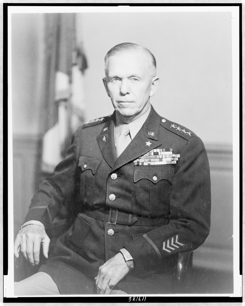 Gen. George Catlett Marshall, portret w połowie długości, siedzący, zwrócony lekko w lewo, w mundurze, ok.1944 (zdjęcie czarno-białe) autorstwa Unbekannt