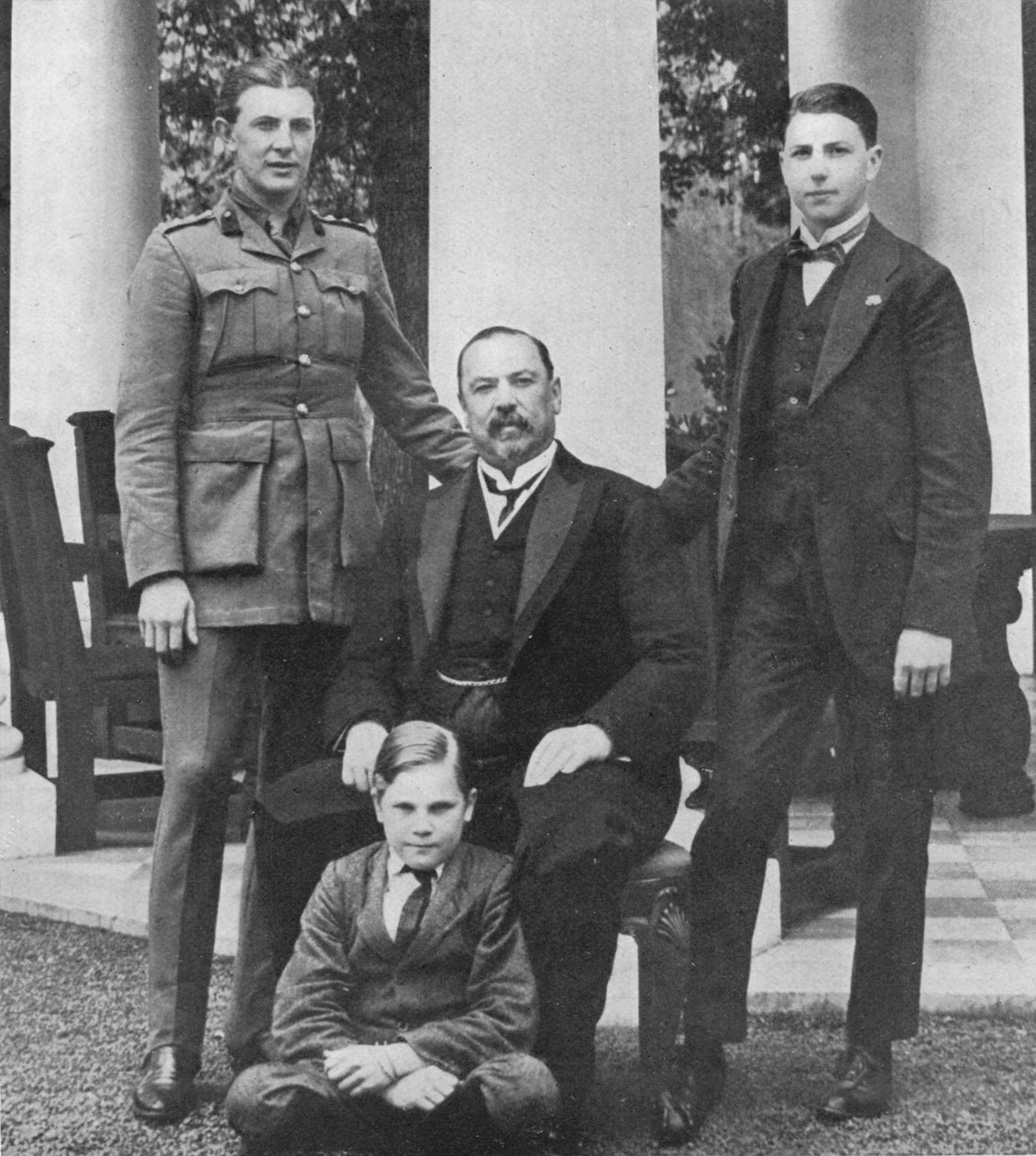 Generał Botha i jego trzej synowie, 1914 autorstwa Unbekannt