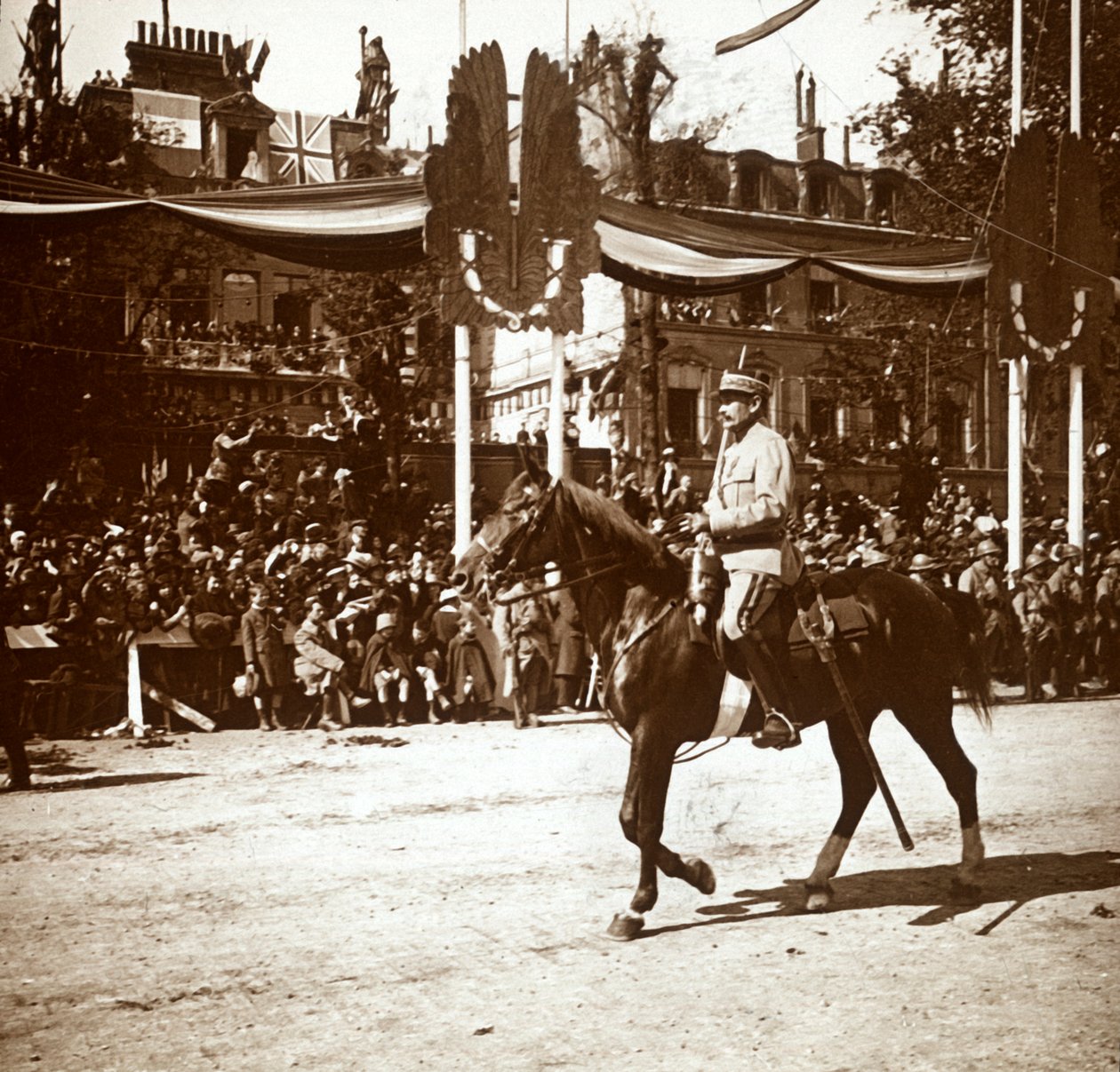 Generał Toulorge na paradzie zwycięstwa, Paryż, Francja, c1918-c1919 autorstwa Unbekannt